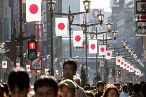 caddede japon bayrağı
